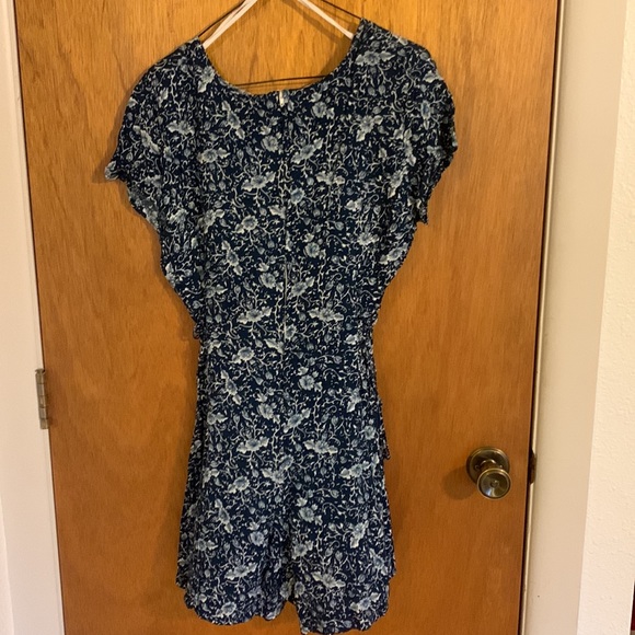 Honors, cute navy blue floral, print romper with ties that can tighten or extend - Picture 2 of 4